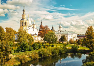      Spaso-Prilutsky Dimitriev Manastırı. Sonbahar manzara. Göl kenarında.