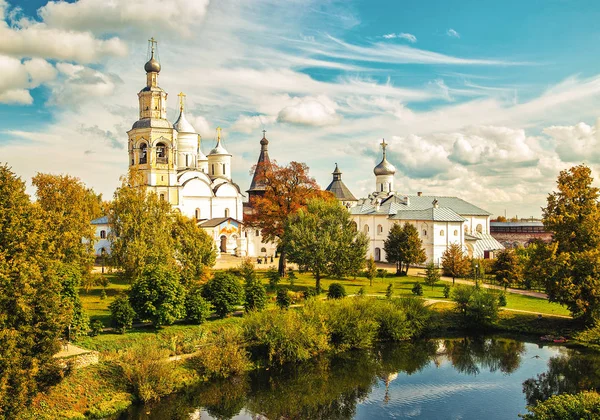      Spaso-Prilutsky Dimitriev Manastırı. Sonbahar manzara. Göl kenarında.
