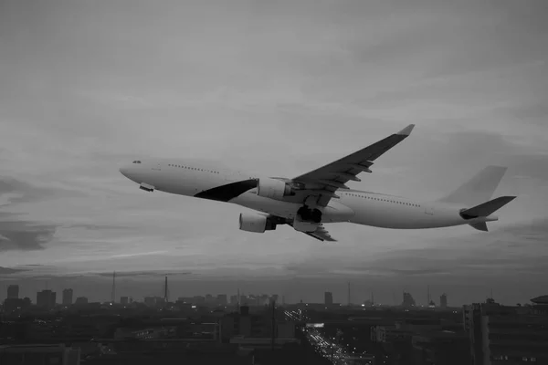 Airport Airplane オフ後上空で飛行機が飛んでいた — ストック写真