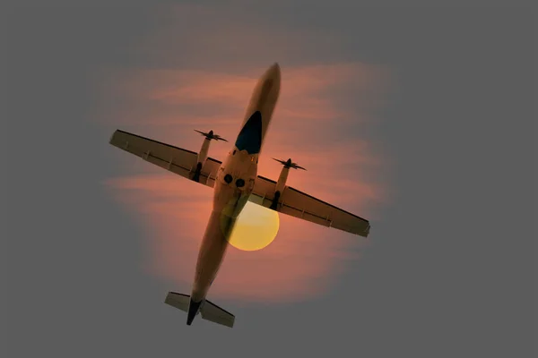 Αεροσκάφος Πετούσε Στο Airport Airplane Που Φέρουν Πάνω Μετά Πάρτε — Φωτογραφία Αρχείου