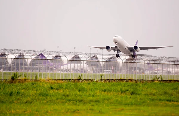 Airport Airplane オフ後上空で飛行機が飛んでいた — ストック写真