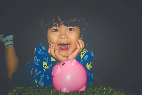 Piggy Bank Little Menino Colocando Moeda Piggy Bank Savings Moeda — Fotografia de Stock