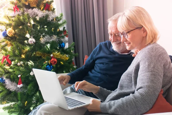 신용카드와 노트북 컴퓨터를 사용하여 온라인 쇼핑을 노인들 스톡 이미지