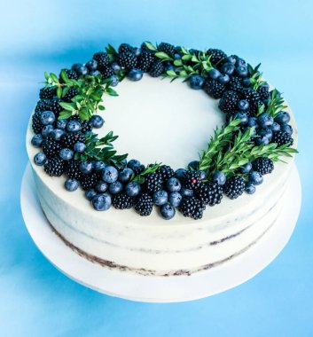 Yaz berry kek yaban mersini ve böğürtlen