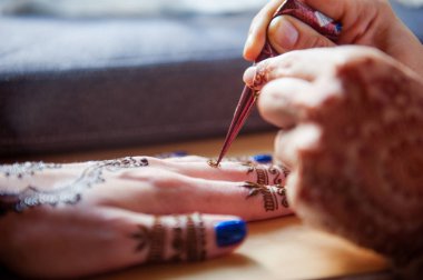Bir kızın el mehndi çizim