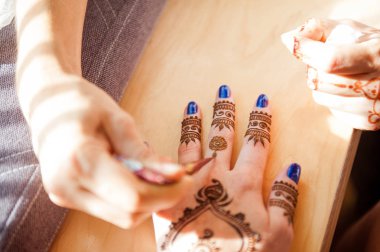 Bir kızın el mehndi çizim