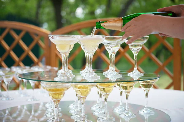 Feestelijke Tafel Instelling Wijnglazen Met Champagne — Stockfoto