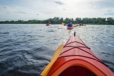 İnsanlarda kayaks Nehri üzerinde
