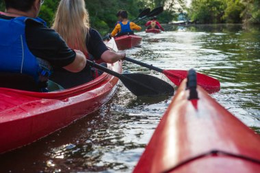 İnsanlarda kayaks Nehri üzerinde
