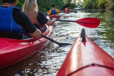 İnsanlarda kayaks Nehri üzerinde