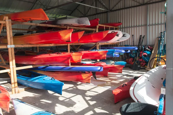 Stockage Des Kayaks Des Bateaux Dans Hangar — Photo