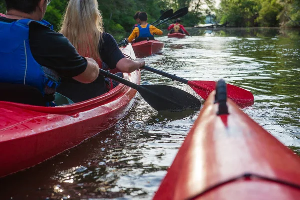 Gente Kayaks Río —  Fotos de Stock