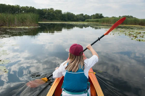 Meisje Een Kajak Een Rivier — Stockfoto