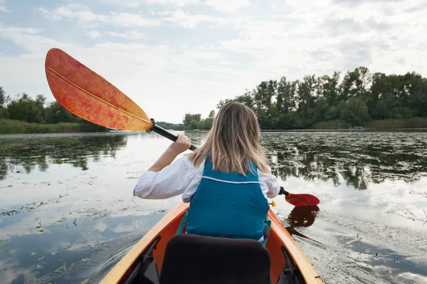 在河上的独木舟上的女孩 — 图库照片