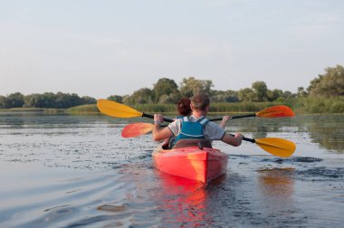 Kayaks Nehri üzerinde iki kişi