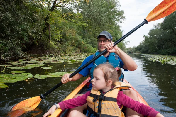 Padre Hija Kayak Paseo Por Agua — Foto de Stock