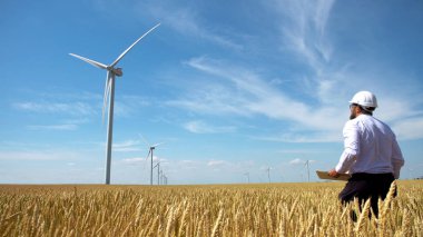 Rüzgar Enerji Santrali sarı buğday alanında çalışan