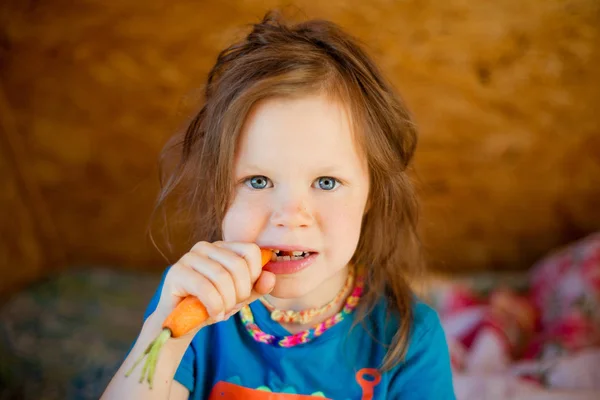 Petite Fille Mange Une Carotte — Photo
