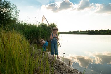 Evli ve iki çocuk bir kelebek nehir kenarında ağı