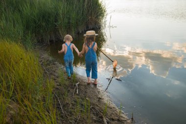 Evli ve iki çocuk bir kelebek nehir kenarında ağı