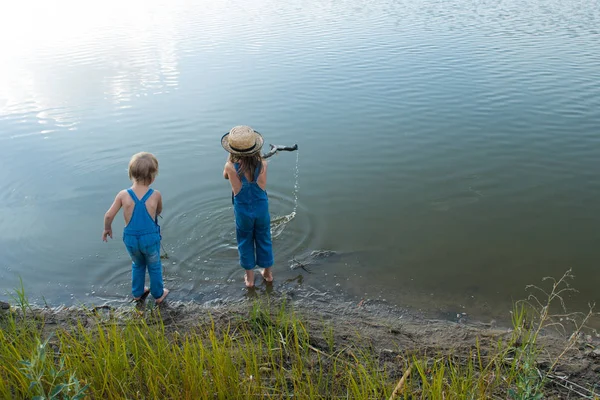 Dos Niños Juegan Cerca Del Río — Foto de Stock