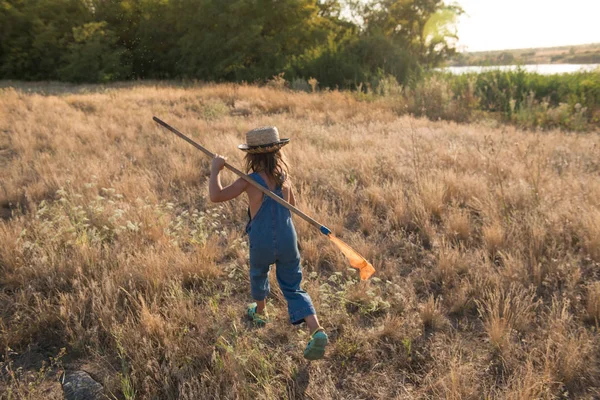 Niño Con Una Red Insectos Captura Mariposa — Foto de Stock