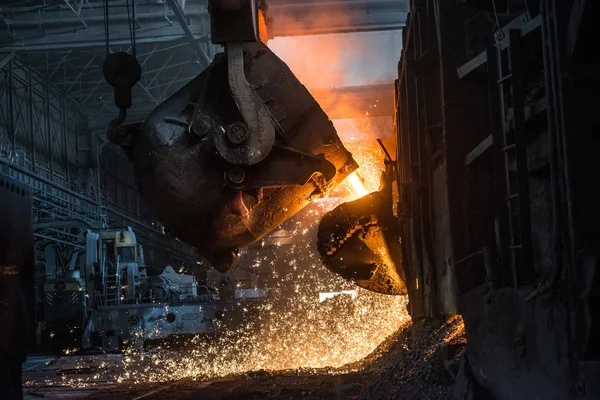 Versamento Metallo Liquido Nel Forno Focolare Aperto — Foto Stock