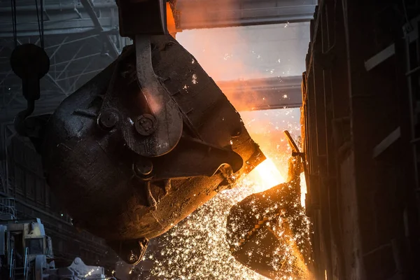 Versamento Metallo Liquido Nel Forno Focolare Aperto — Foto Stock