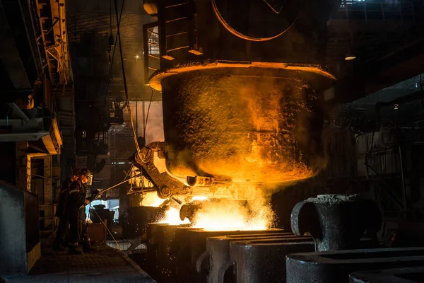 Zaporozhye Ukraine 2015 Zwei Stahlarbeiter Bei Der Arbeit Der Nähe — Stockfoto