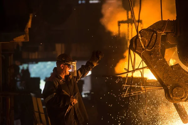 Запоріжжя Україна 2015 Steelworker Роботі Біля Танків Гарячим Металом Запоріжсталь — стокове фото