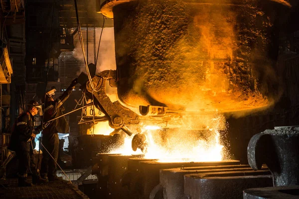 Zaporozhye Ukraina 2015 Två Steelworkers Vid Arbete Nära Tankarna Med — Stockfoto