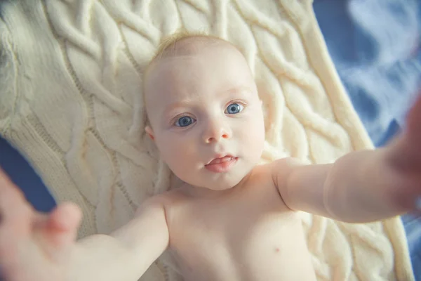 Doce Pequeno Bebê Olhando Para Câmera — Fotografia de Stock