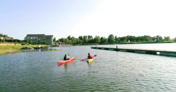 Zwei Kajaks Mit Menschen Auf Dem Fluss — Stockvideo