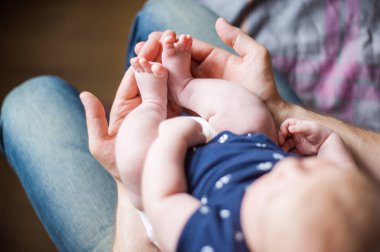 Babası onun yeni doğan bebek tutan