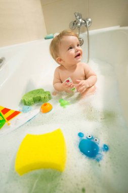 tatlı küçük bebek oyuncakları ile banyoda banyo