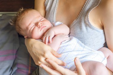 Uyuyan bir bebek anne hugs