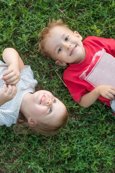 Dvě Děti Hrají Zeleném Trávníku — Stock fotografie