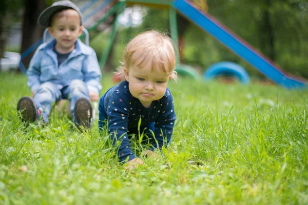 Dvě Děti Hrají Trávníku — Stock fotografie