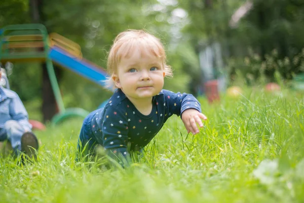 Słodkie Małe Dziecko Raczkuje Czworakach Trawie — Zdjęcie stockowe