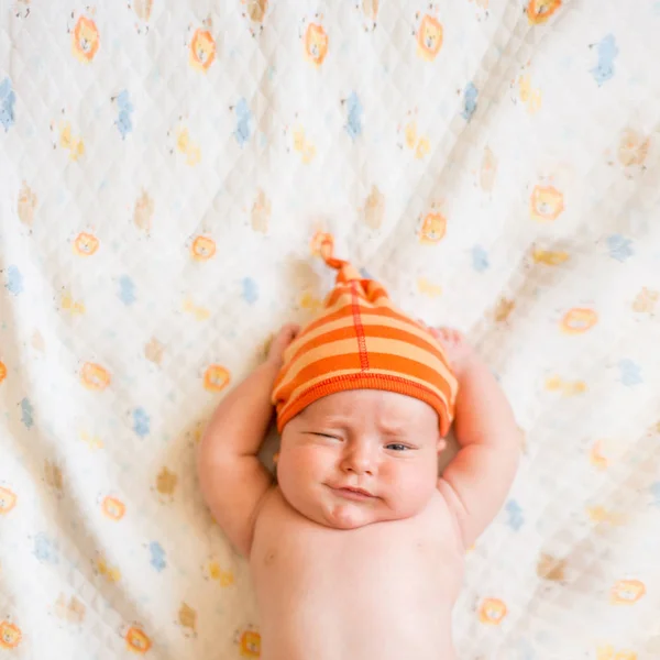 Tatlı Küçük Bebek Kameraya Bakıyor — Stok fotoğraf