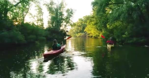在风景秀丽的河上有两艘独木舟与人 — 图库视频影像