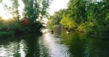 Doğal nehir üzerinde kişi ile iki kayaklar