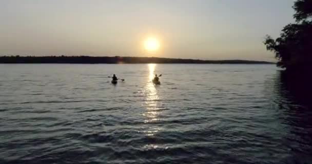 Twee Kajaks Met Mensen Rivier Schilderachtige Zonsondergang — Stockvideo