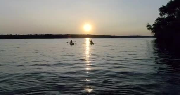 Due Kayak Con Persone Sul Fiume Sul Tramonto Panoramico — Video Stock