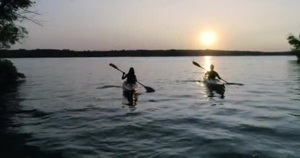 Dwa Kajaki Ludźmi Nad Rzeką Malowniczy Zachód Słońca — Wideo stockowe