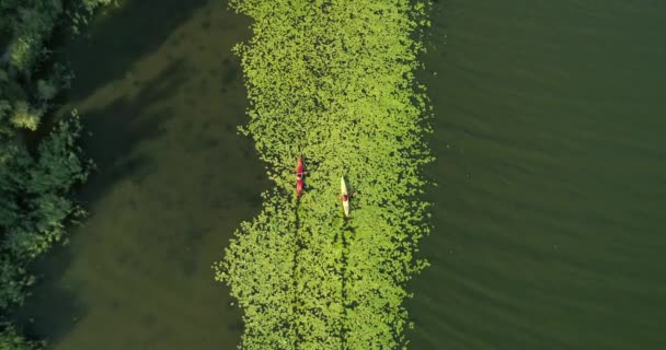 Dva kajaky jsou plachtění podél malebné řeky. Letecký pohled.