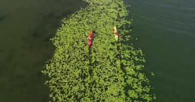 İki kayaklar bir doğal nehir boyunca yelken. Havadan görünümü.