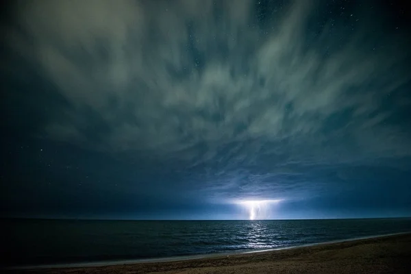 Trovoada Noturna Com Relâmpagos Acima Mar — Fotografia de Stock