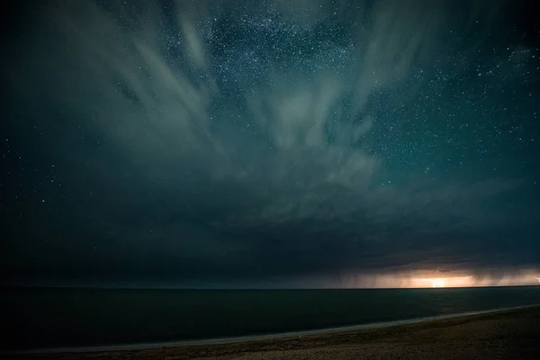 Sternenklare Nacht Mit Gewitter Und Blitz Über Dem Meer — Stockfoto