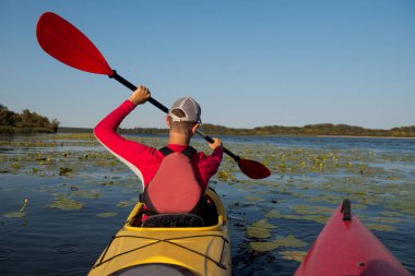 Nehirdeki kayıkta bir adam